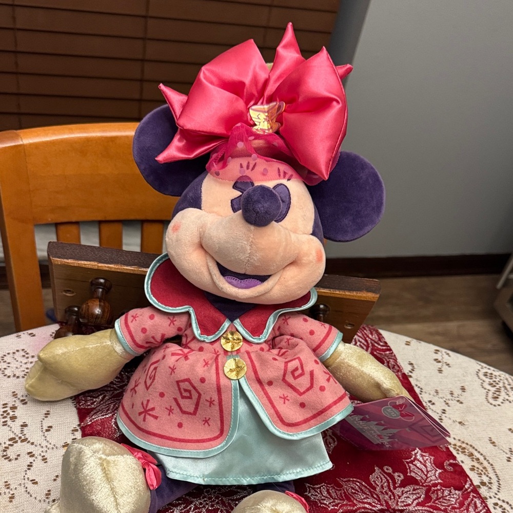 Minnie Mouse The Main Attraction Mad Tea Party Alice Limited Plush 3/12 NWT